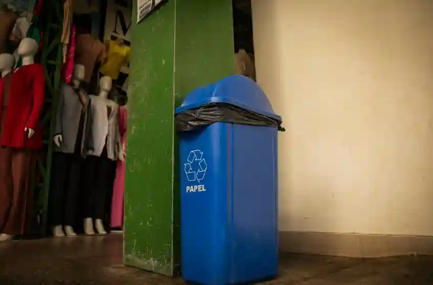 Contenedor de papel de Papeles Cruz en zona comercial